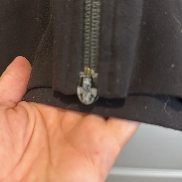 A-Lululemon Stride Jacket *Brushed Black / White Coal Tinted
Canvas Super -flaw - Picture 4 of 7